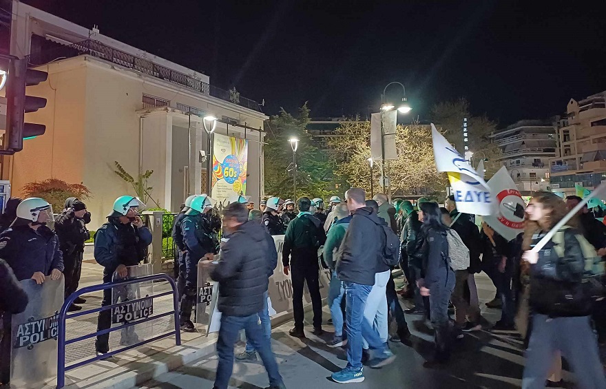 Aντιμέτωποι με τα ΜΑΤ διαδηλωτές έξω από το Ωδείο στη συναυλία  χορωδίας της στρατιωτικής ακαδημίας των ΗΠΑ (ΦΩΤΟ+video)