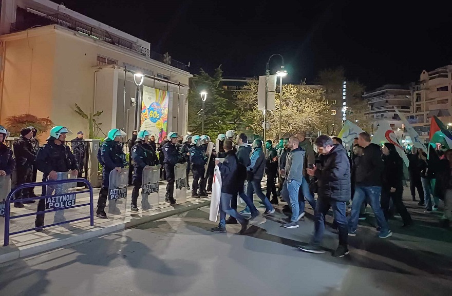 Aντιμέτωποι με τα ΜΑΤ διαδηλωτές έξω από το Ωδείο στη συναυλία  χορωδίας της στρατιωτικής ακαδημίας των ΗΠΑ (ΦΩΤΟ+video)