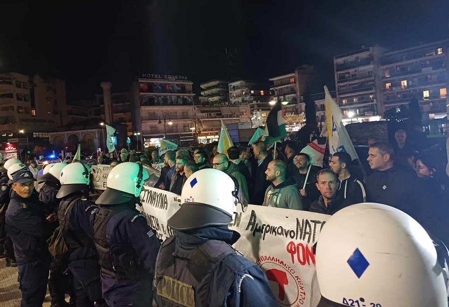 Aντιμέτωποι με τα ΜΑΤ διαδηλωτές έξω από το Ωδείο στη συναυλία  χορωδίας της στρατιωτικής ακαδημίας των ΗΠΑ (ΦΩΤΟ+video)