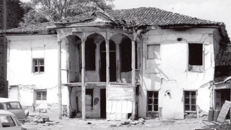 Το κονάκι του Φαΐκ μπέη ιδιοκτησίας των αδελφών Κων. Κουτσίνα, σε ερειπιώδη κατάσταση, όπως ήταν το 1960 περίπου. Άποψη από την οδό Ρούσβελτ. Από το βιβλίο &quot;Η Λάρισα. Εικόνες του χθες&quot;. Φωτογραφίες Τάκη Τλούπα, κείμενα Νίκου Νάκου, Λάρισα (2003) σελ. 137. 
