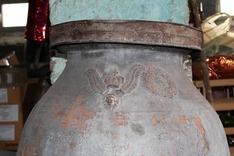 Πιθάρι με ιδιαίτερο χαρακτηριστικό στην πρόσοψη του την κορώνα του βασιλιά.