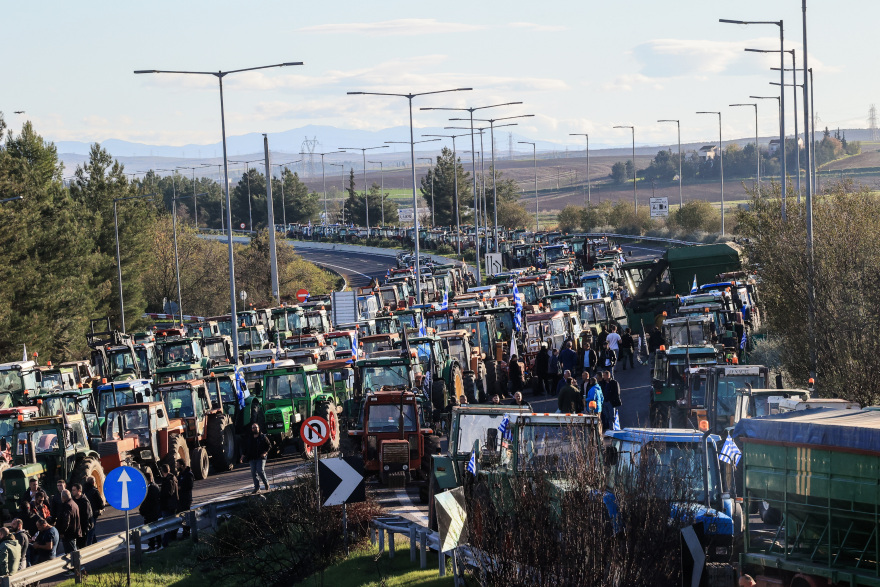 Κομμένη στα δύο η χώρα από τις κινητοποιήσεις των αγροτών: Κλειστή η ΠΑΘΕ και ο Ε-65, συγκέντρωση διαμαρτυρίας στη Λάρισα για τις συλλήψεις