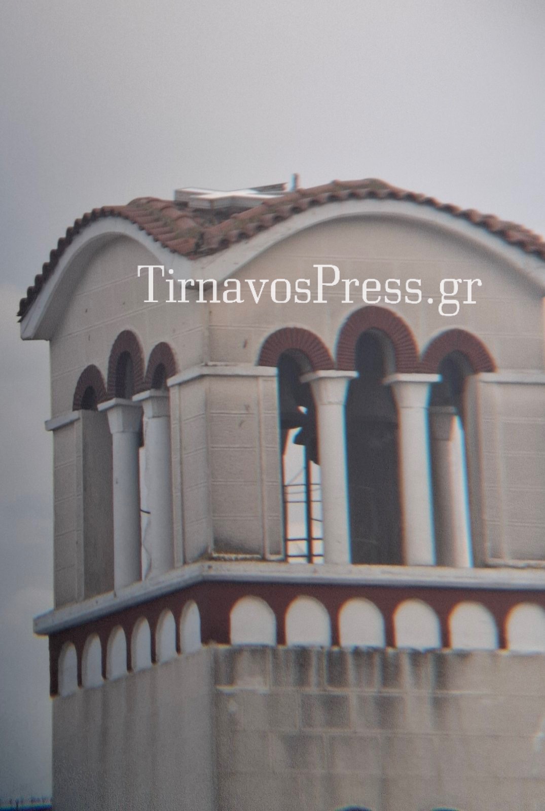 Σοβαρό Ζήτημα Ασφάλειας στον Άγιο Γεδεών Τυρνάβου – Έπεσε ο Μεταλλικός Σταυρός στο Καμπαναριό