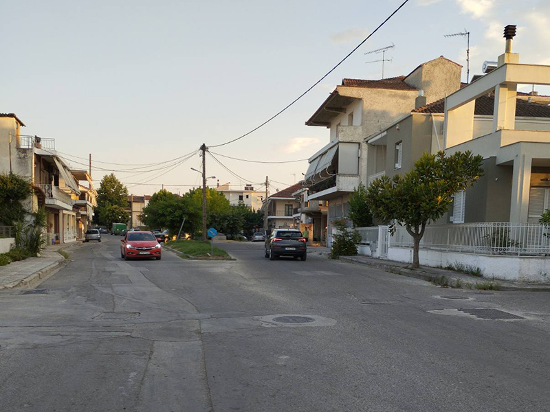 Ασυνείδητοι οδηγοί «παρακάμπτουν» τον κόμβο – Ο κίνδυνος στην Αγία Ανάληψη Τυρνάβου καραδοκεί!