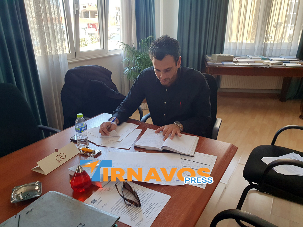 Μια Τυπική Ημέρα Στο Γραφείο Του Δημάρχου Τυρνάβου