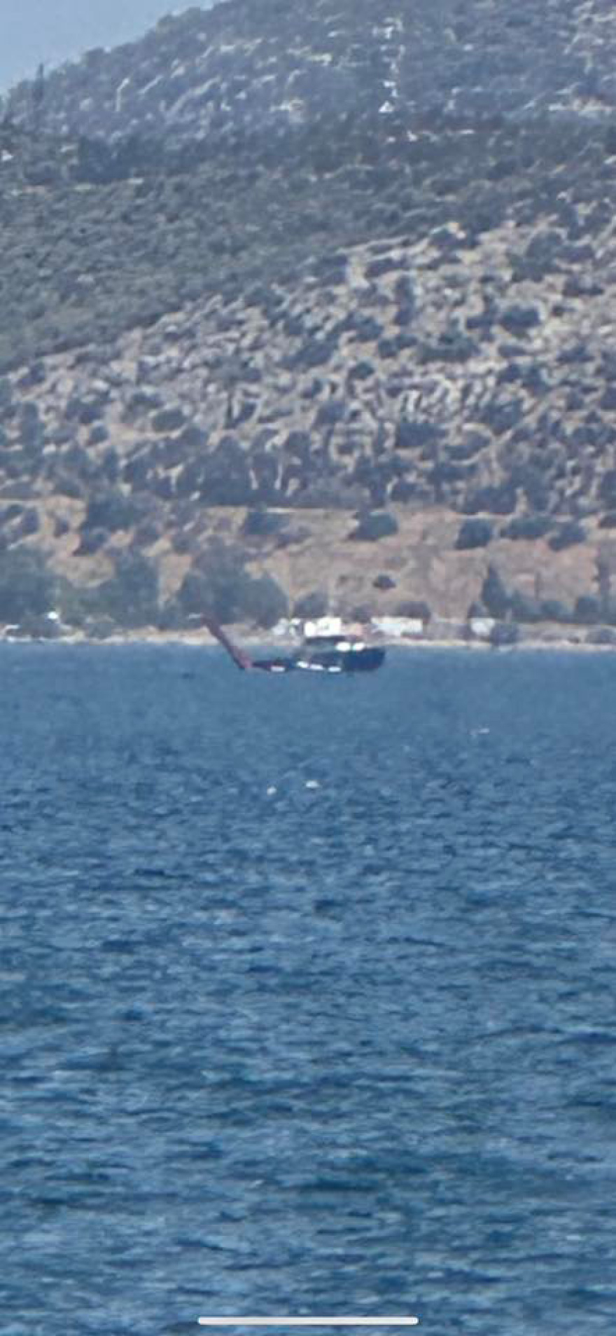 Αναγκαστική προσθαλάσσωση πυροσβεστικού ελικοπτέρου στην Ελευσίνα - Βγήκαν κολυμπώντας οι χειριστές