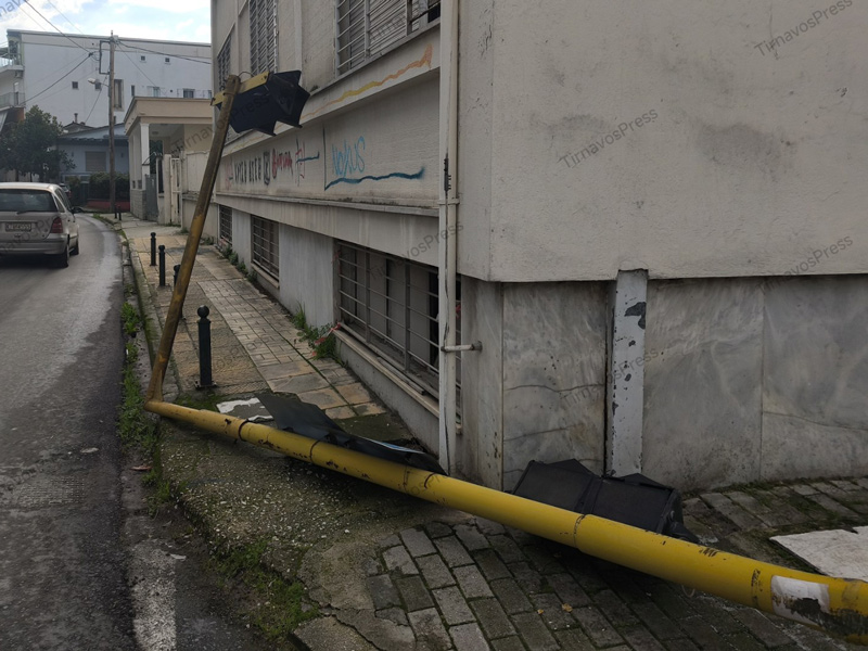 Φορτηγό έπεσε πάνω σε φωτεινό σηματοδότη στον Τύρναβο