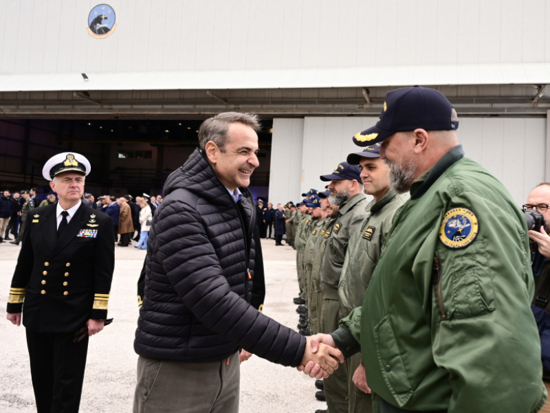 Ο Πλωτάρχης (Ε) Π.Ν Νικόλαος Γκρόζος στην τελετή υποδοχής με τον Πρωθυπουργό Κυριάκο Μητσοτάκη Νέες δυνατότητες στο ΠΝ τα ελικόπτερα MH-60 Romeo - Η τελετή υποδοχής