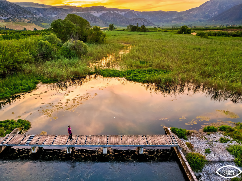 Με ένα τεράστιο μπλε μάτι μοιάζει από ψηλά, το Μάτι Τυρνάβου, η μία από τις δύο λίμνες του Δήμου Τυρνάβου
