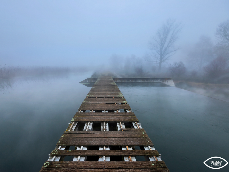 Με ένα τεράστιο μπλε μάτι μοιάζει από ψηλά, το Μάτι Τυρνάβου, η μία από τις δύο λίμνες του Δήμου Τυρνάβου Μάτι Τυρνάβου