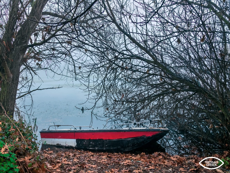 Με ένα τεράστιο μπλε μάτι μοιάζει από ψηλά, το Μάτι Τυρνάβου, η μία από τις δύο λίμνες του Δήμου Τυρνάβου