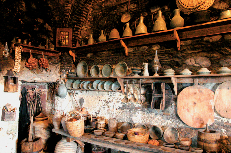 moni megalou meteorou 4