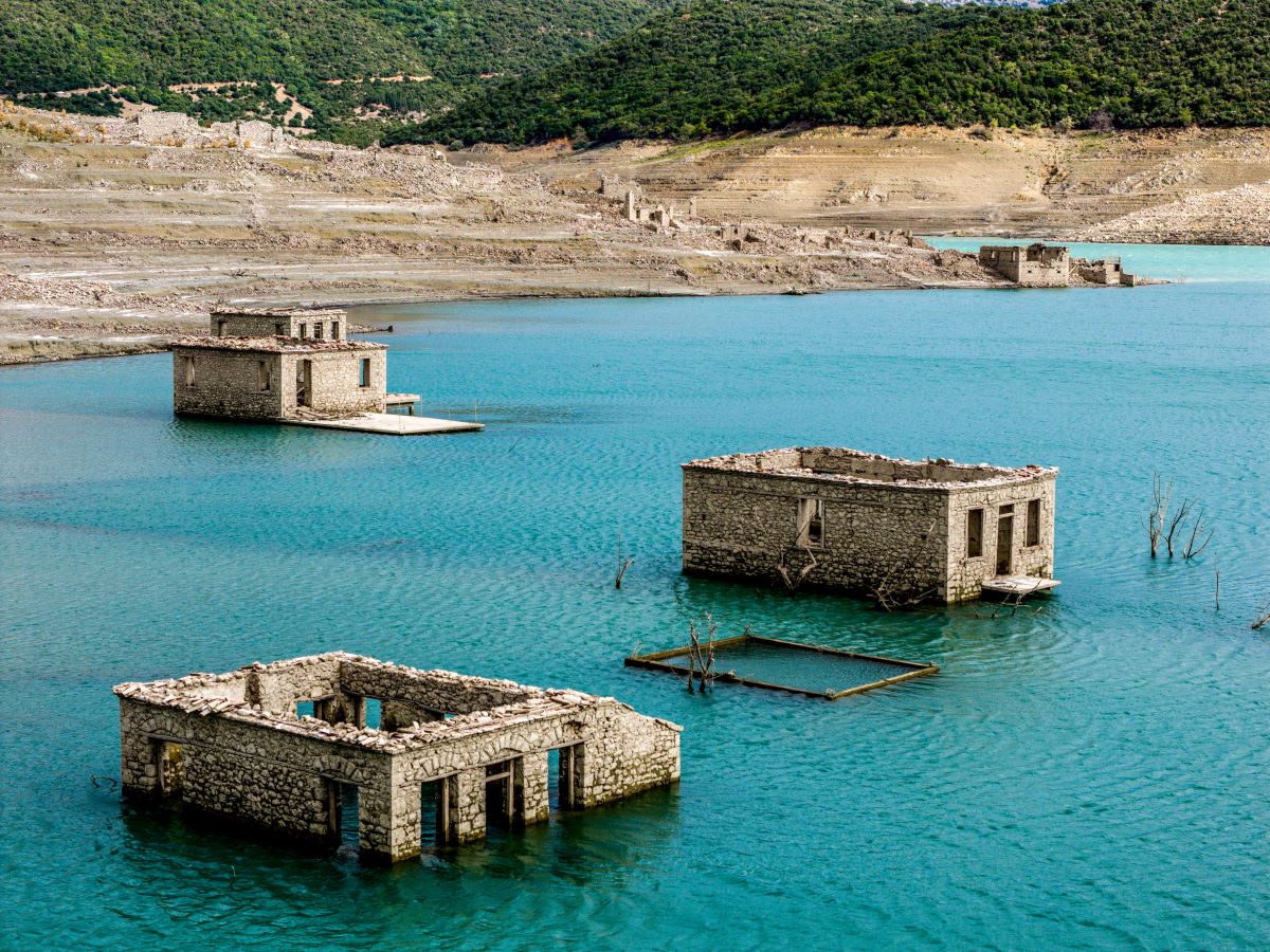 Το βυθισμένο χωριό Κάλλιο αναδύθηκε από τα νερά της λίμνης του Μόρνου λόγω της λειψυδρίας
