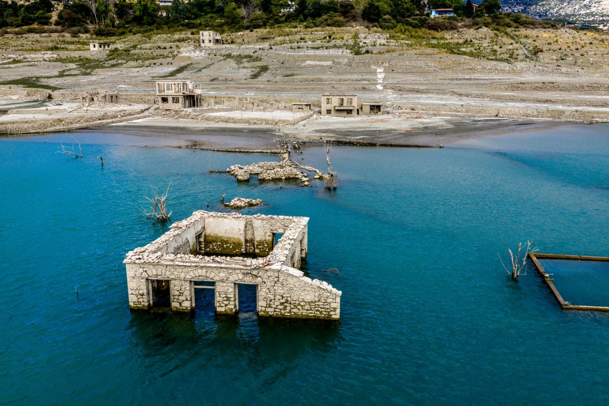 Το χωριό Κάλλιο στη λίμνη του Μόρνου