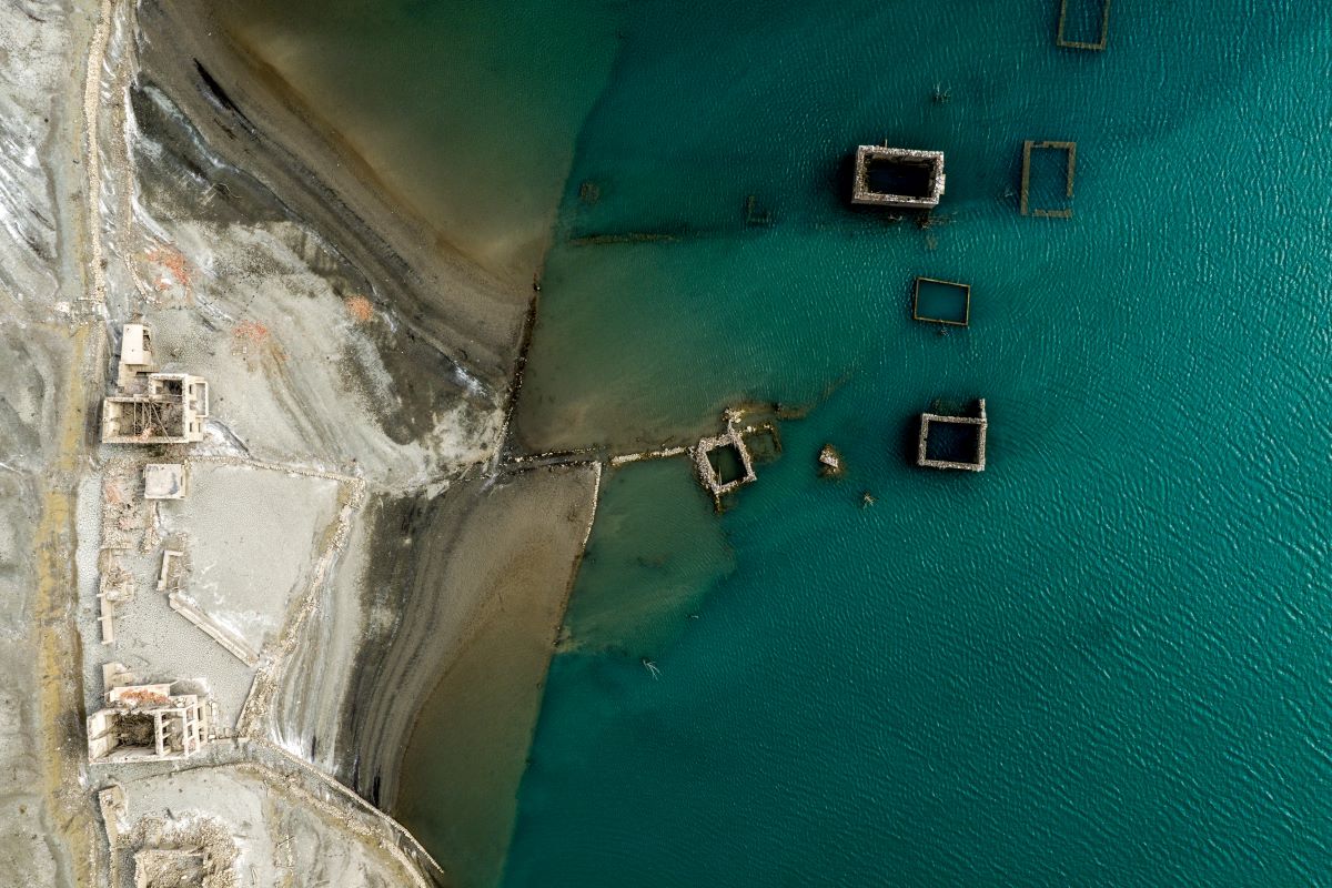 Το βυθισμένο χωριό Κάλλιο βγήκε στην επιφάνεια της τεχνητής λίμνης Μόρνου