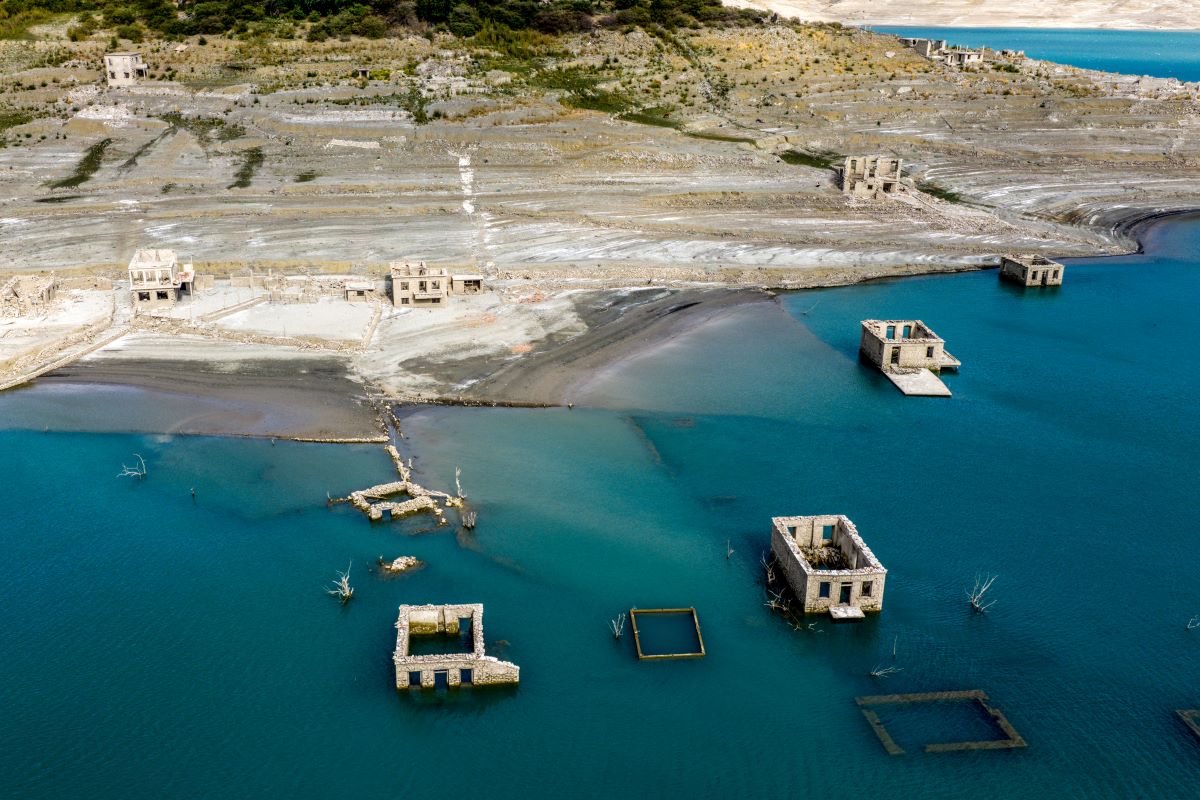 Το βυθισμένο χωριό που βγήκε στην επιφάνεια της τεχνητής λίμνης Μόρνου