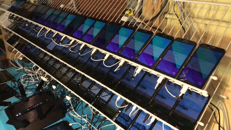 Τι είναι τα Phone Farms και πώς φτιάχνουν ψεύτικη δημοφιλία