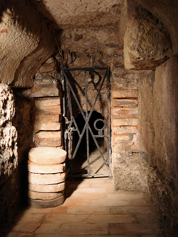 Ρώσικη Εκκλησία Αθήνα: Οι Μυστικές Υπόγειες Στοές στο Σύνταγμα