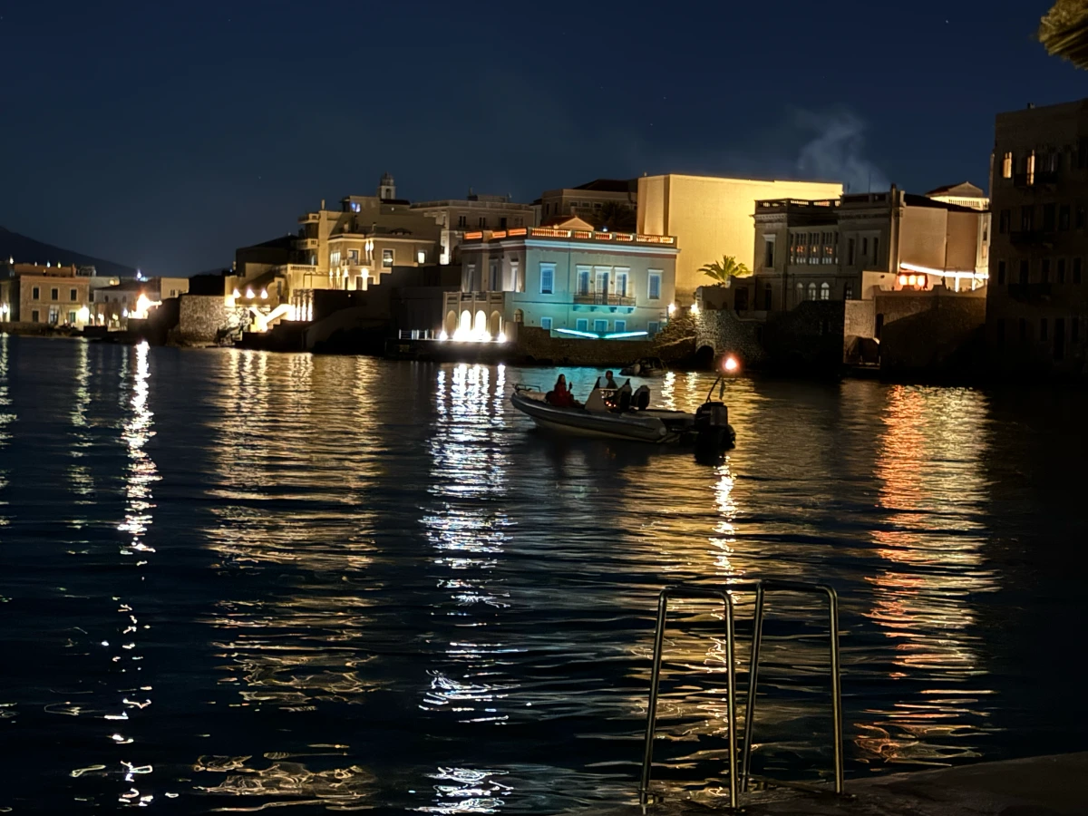 Σύρος: Η Αρχόντισσα των Κυκλάδων που εξάγει πολιτισμό και ιστορία