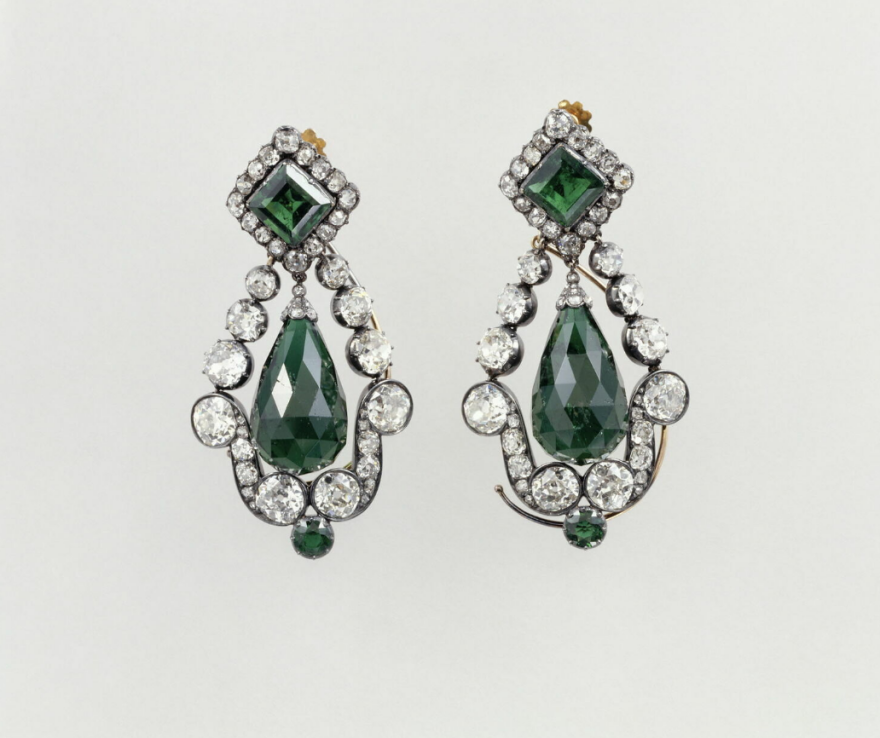 Αυτά είναι τα οκτώ κοσμήματα που έκλεψαν από το Λούβρο - Η καρφίτσα με τα 2.634 διαμάντια που το μουσείο είχε αγοράσει για 6,7 εκατ. ευρώ